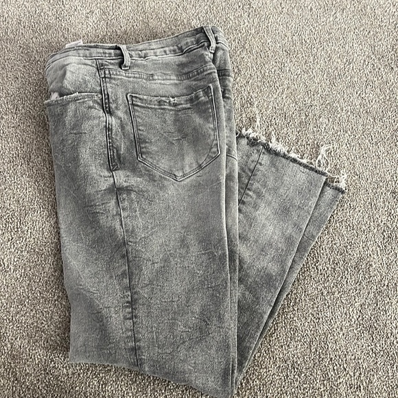 Size 8 or 29 Gray Kenzie Crop Jeans.  Like new condition. - Picture 1 of 5